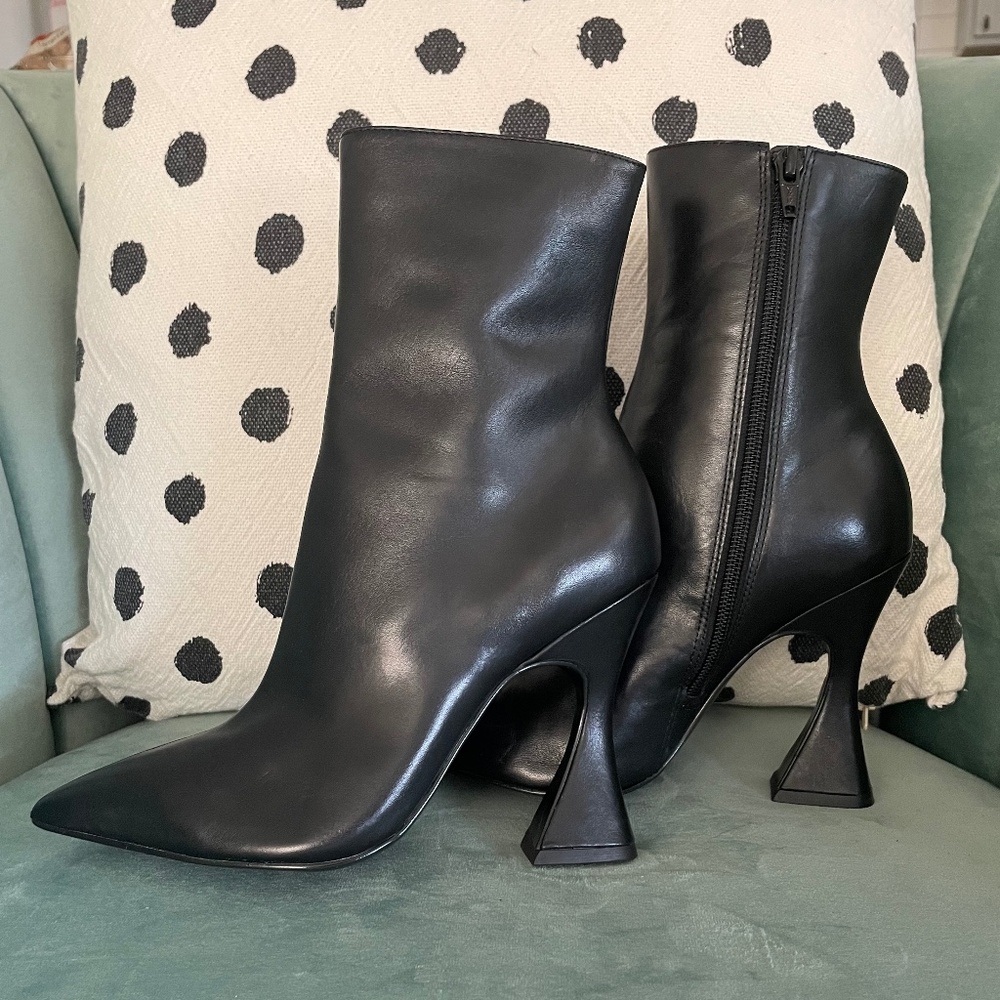 Steve Madden Viya bootie in Black, size 6